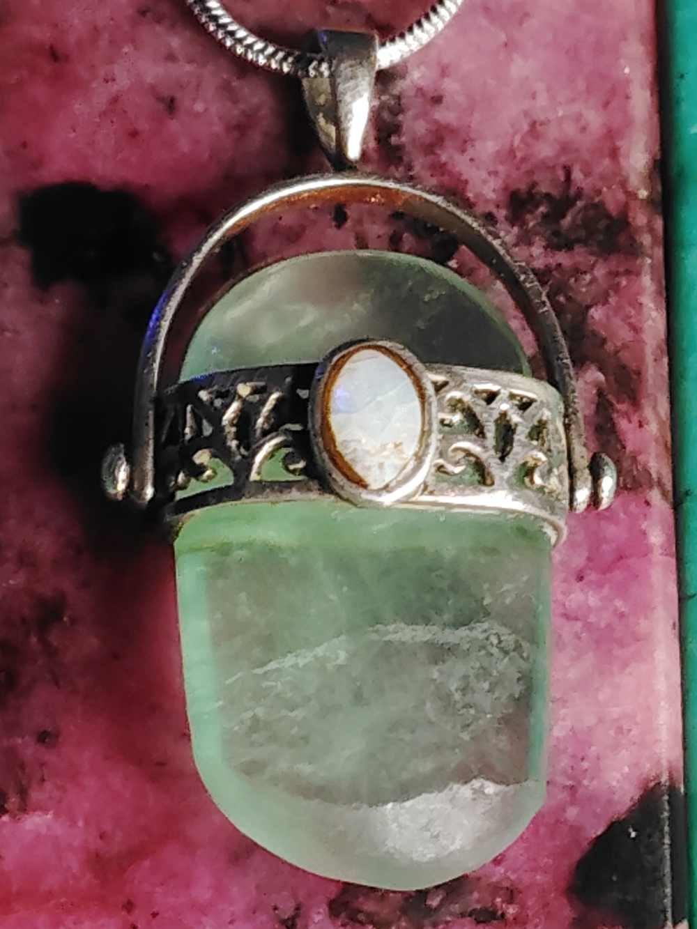 ✔️ SOLID STERLING SILVER, FILIGREE & AVENTURINE PENDANT, WITH OPAL ACCENT. 18" L